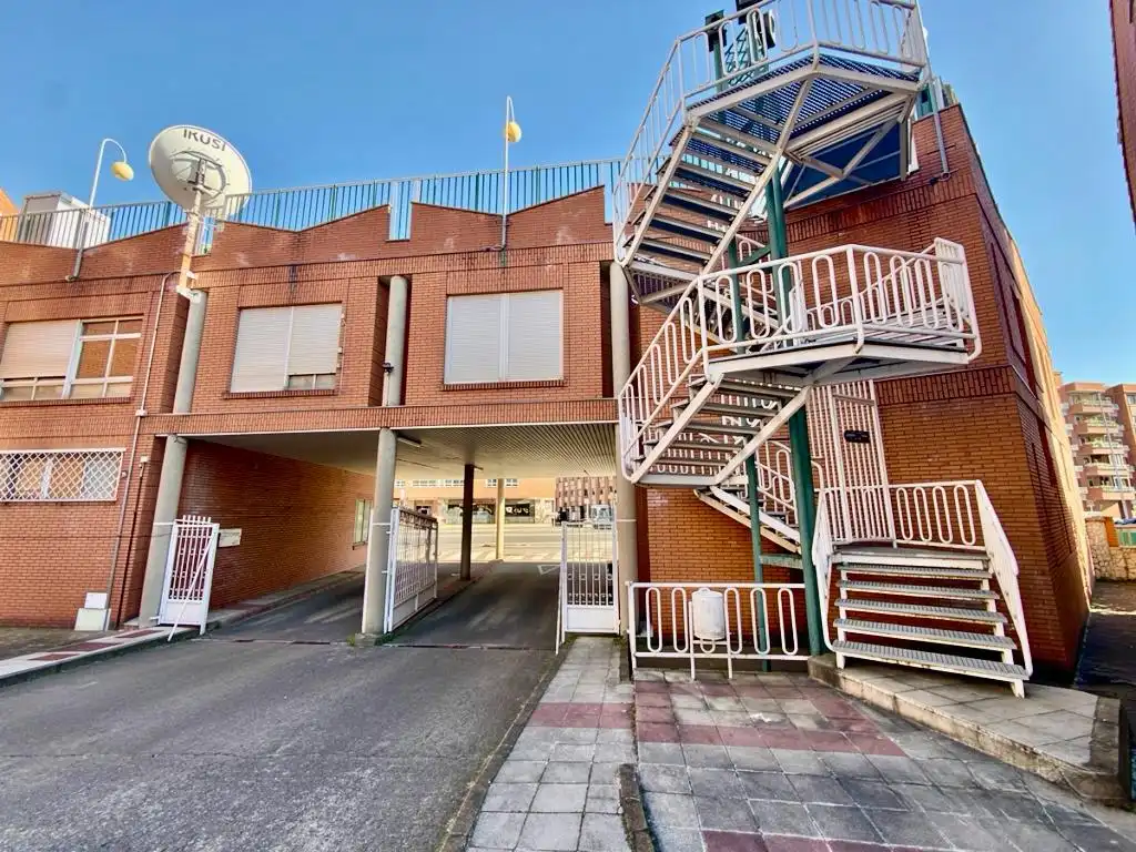 Vista exterior de Casa adosada en venta en San Andrés del Rabanedo con Calefacción, Jardín privado y Parquet