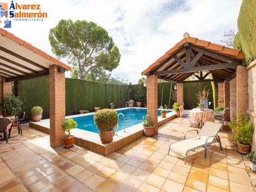 Terraced house with pool for sale in Peligros