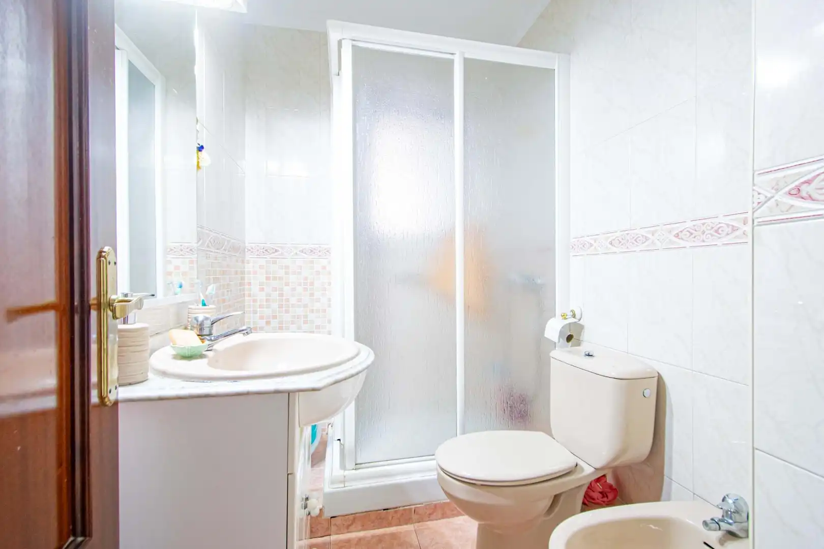Bathroom of Ground floor for sale in Sevilla  with Air Conditioner and Heating