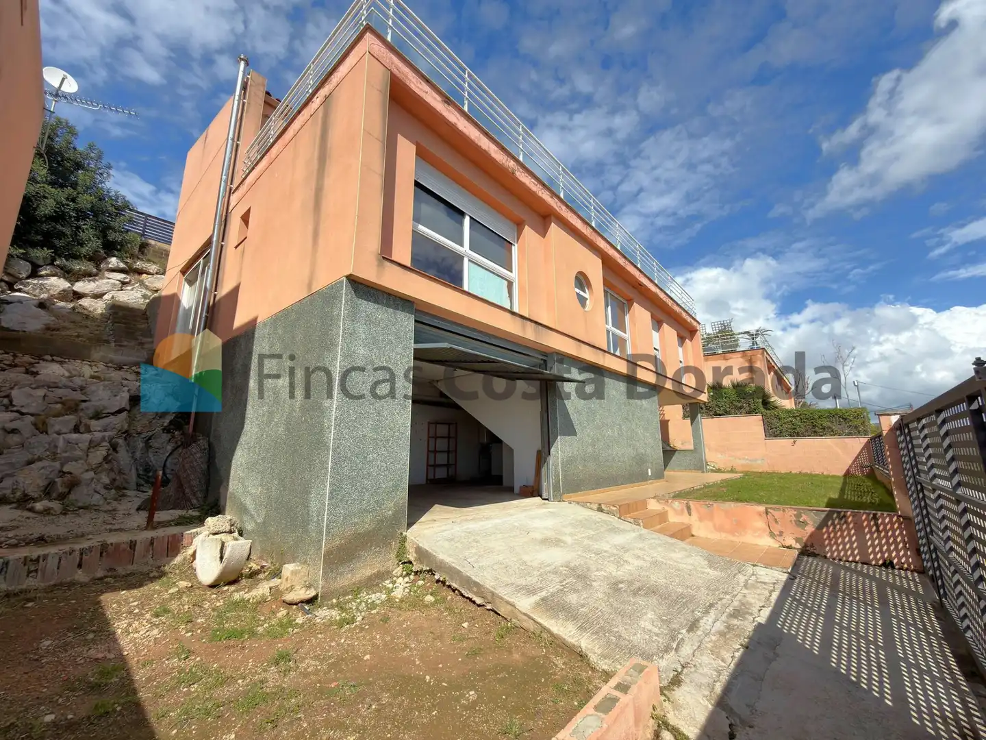Vista exterior de Casa o xalet en venda en Cubelles amb Aire condicionat, Calefacció i Jardí privat