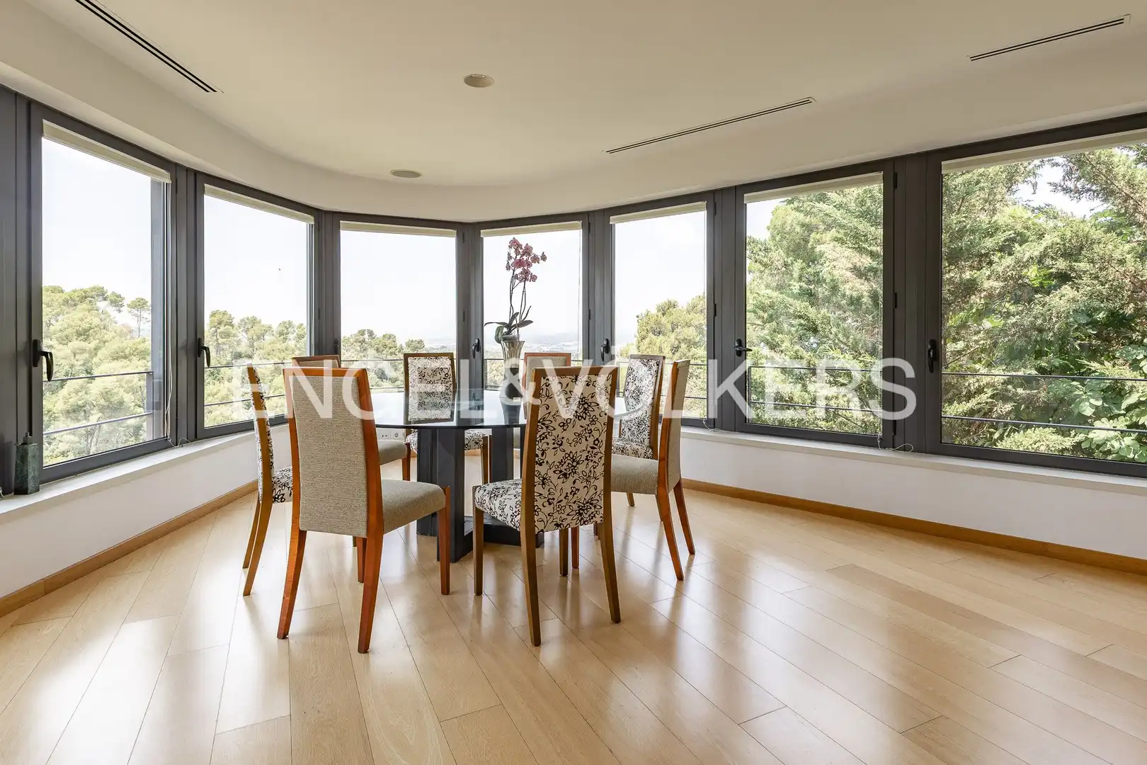 Vista exterior de Casa adosada en venda en Sant Cugat del Vallès amb Calefacció, Jardí privat i Parquet