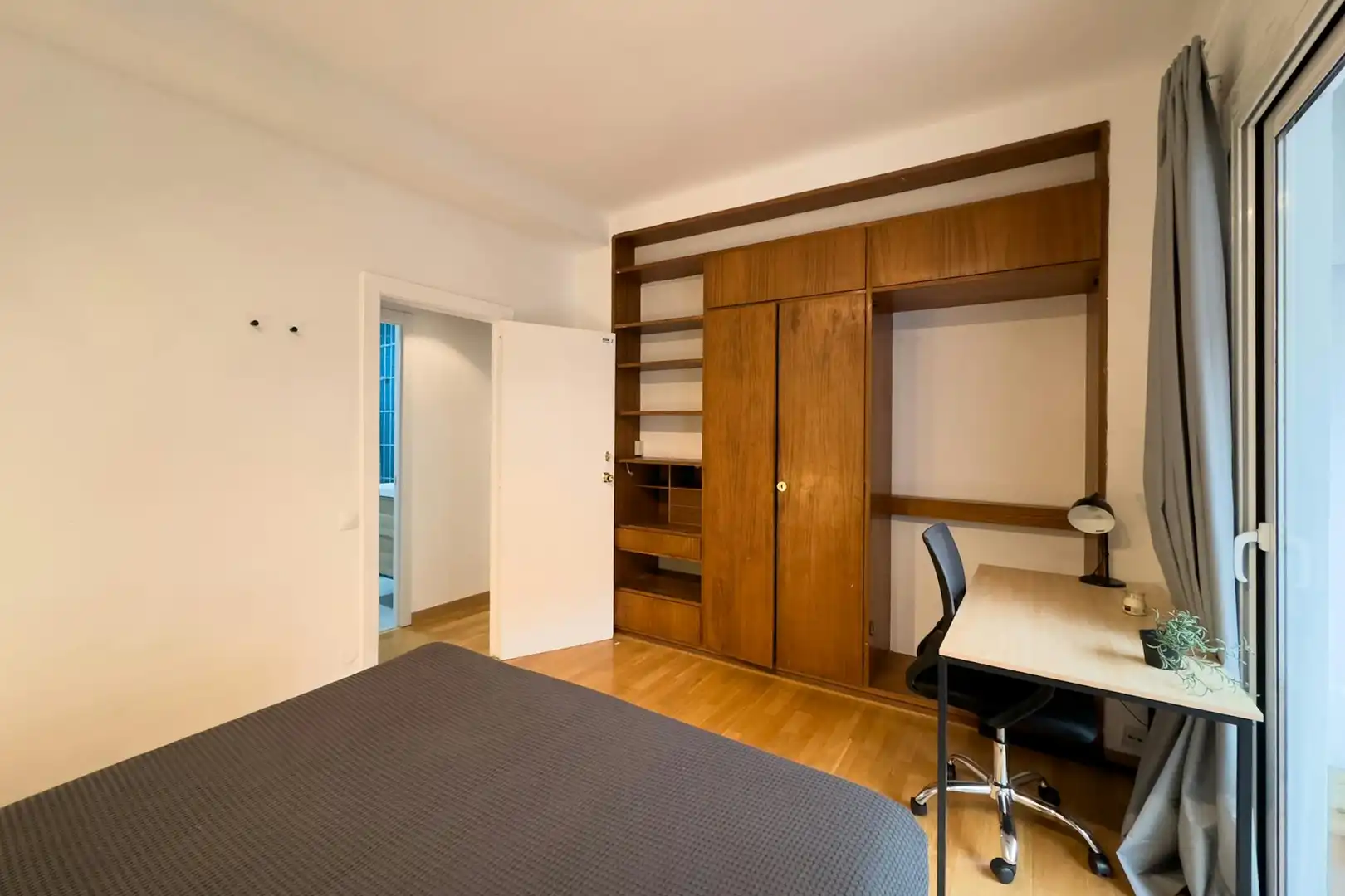 Bedroom of Flat for share in Barcelona  with Washing machine
