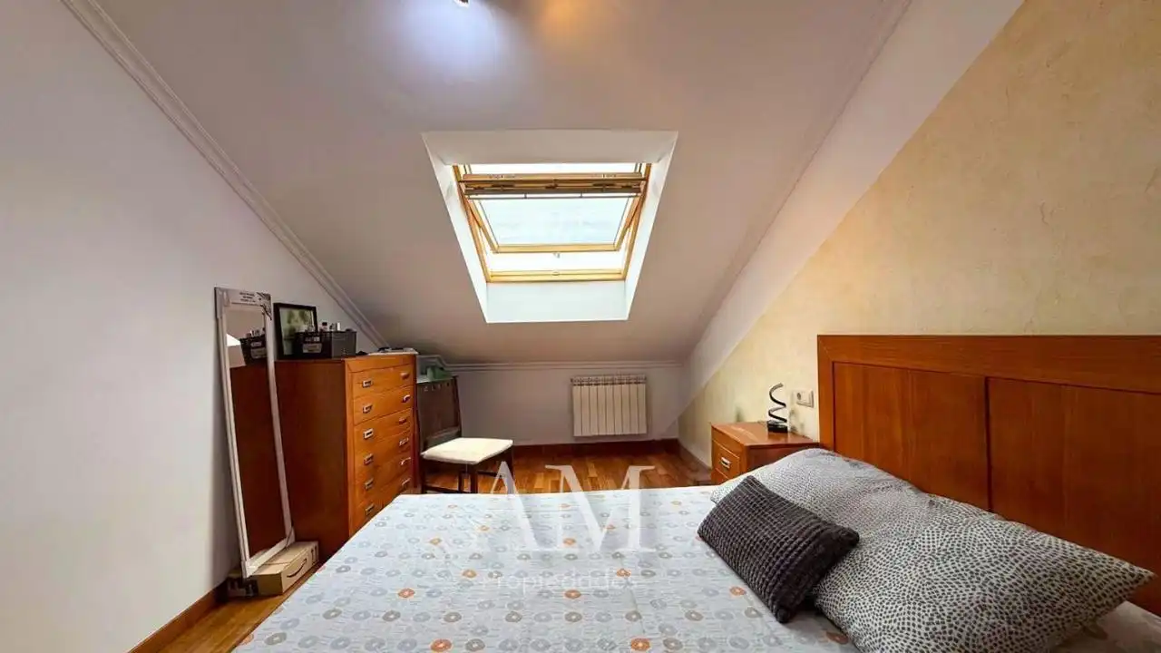 Habitación de Ático en venta en Gondomar con Calefacción, Terraza y Trastero