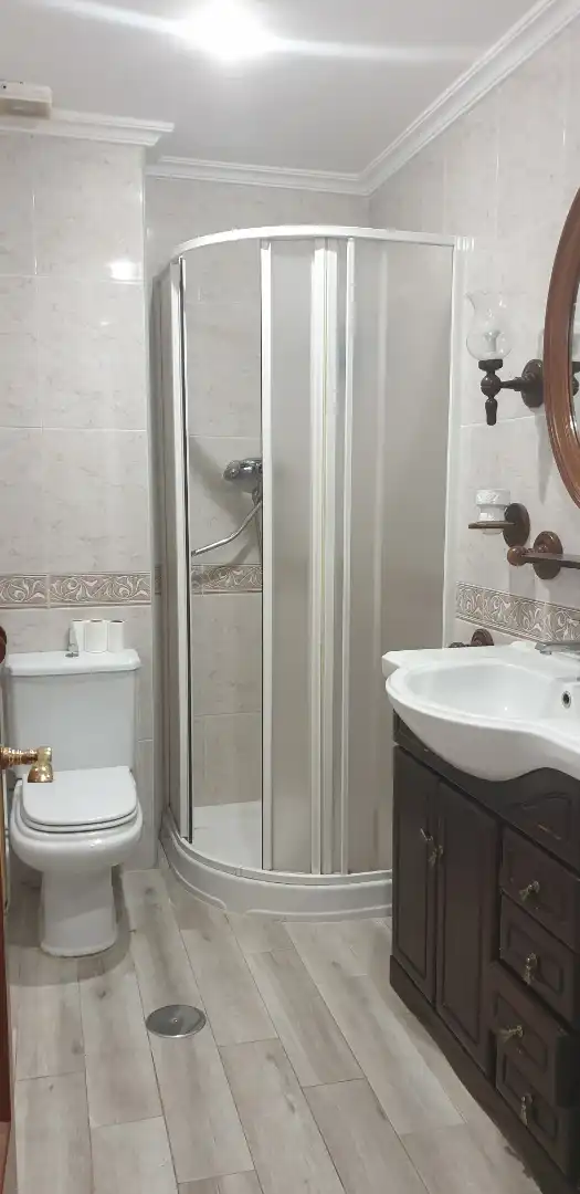 Bathroom of Flat for rent in Granada  with Air Conditioner, Heating and Furnished