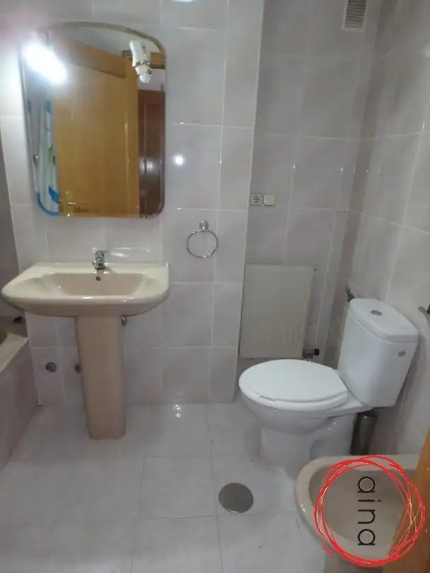 Baño de Piso de alquiler en  Pamplona / Iruña con Calefacción, Terraza y Balcón
