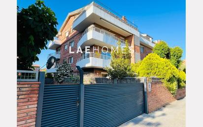 Exterior view of Flat for sale in Sant Cugat del Vallès  with Air Conditioner, Terrace and Balcony