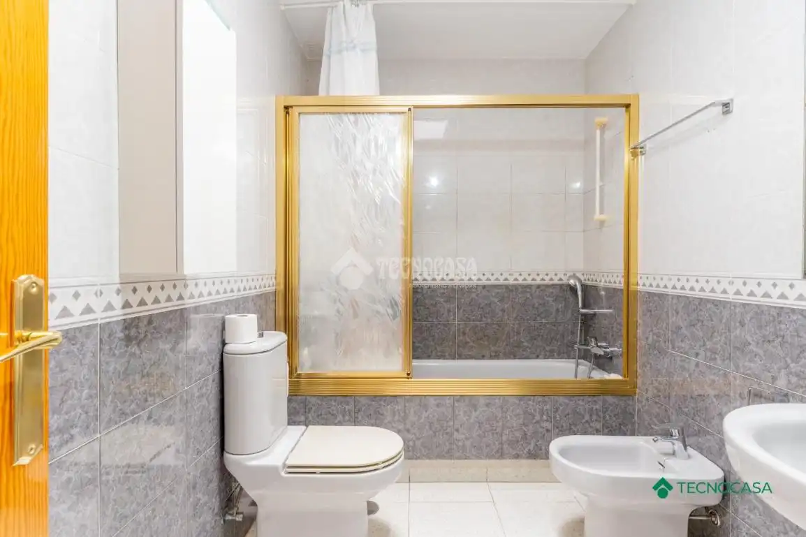 Baño de Piso en venta en Roquetas de Mar con Aire acondicionado, Terraza y Balcón