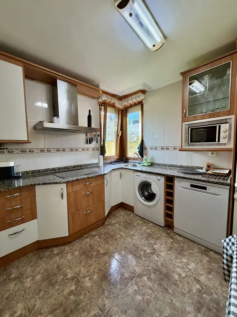 Cocina de Casa adosada en venta en Penagos con Calefacción, Jardín privado y Terraza