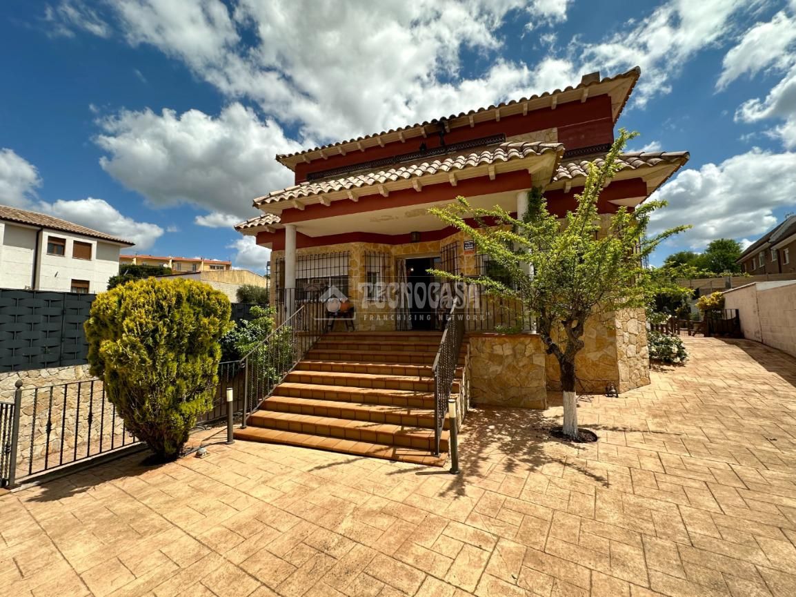 Vista exterior de Casa o xalet en venda en Mondéjar amb Aire condicionat, Calefacció i Terrassa