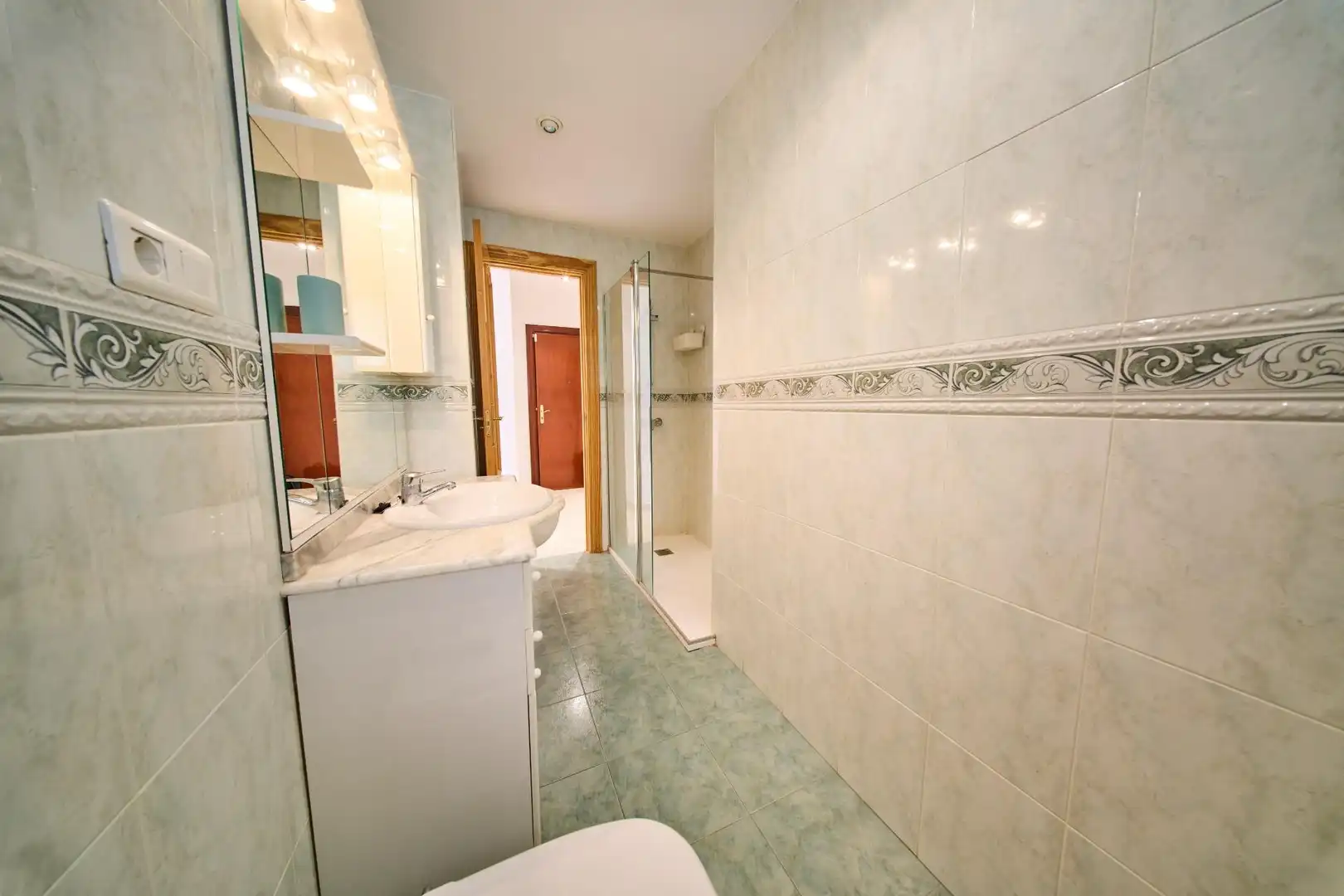 Bathroom of Flat for sale in Granada  with Air Conditioner and Balcony