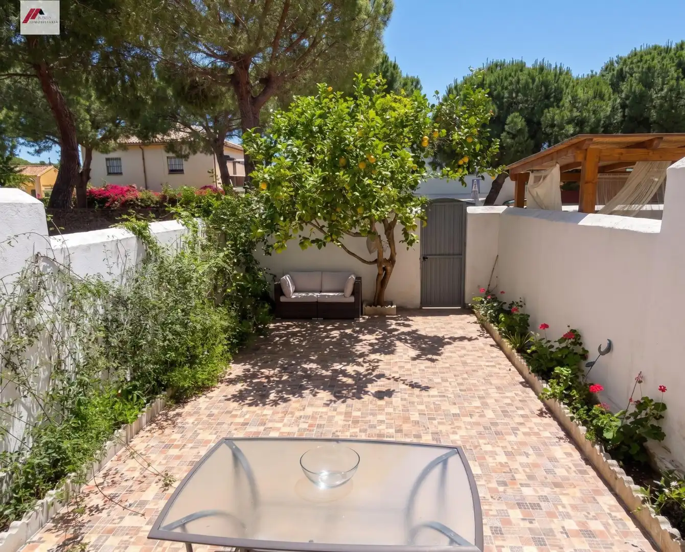 Terrasse von Einfamilien-Reihenhaus zum Verkauf in El Puerto de Santa María mit Klimaanlage, Heizung und Möbliert