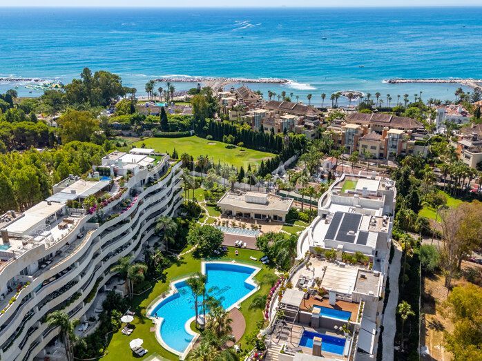 Vista exterior de Apartament de lloguer en Marbella amb Terrassa, Moblat i Jacuzzi