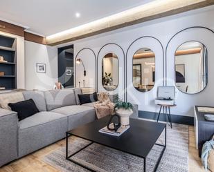 Sala d'estar de Apartament de lloguer en  Madrid Capital amb Aire condicionat i Terrassa