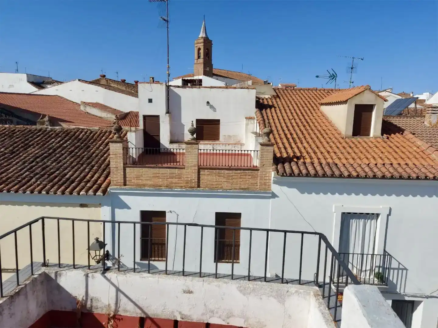 Vista exterior de Casa adosada en venda en Encinasola amb Traster, Moblat i Balcó