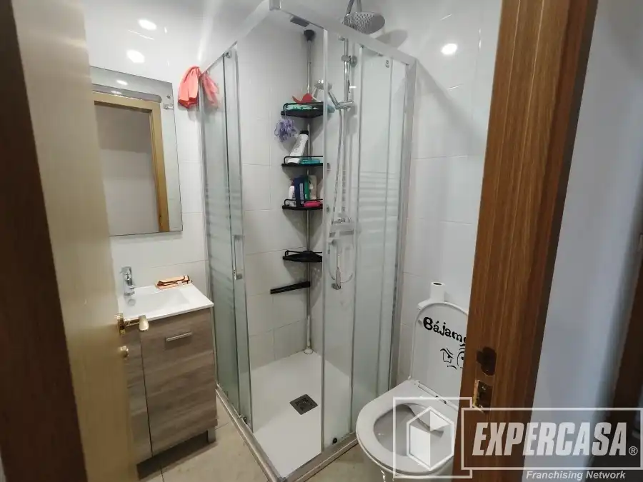 Baño de Piso en venta en Castellón de la Plana / Castelló de la Plana con Aire acondicionado y Amueblado