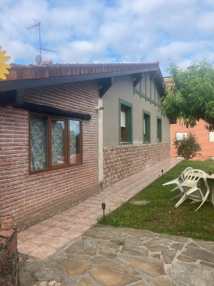 Vista exterior de Casa o xalet en venda en Limpias amb Calefacció, Jardí privat i Parquet