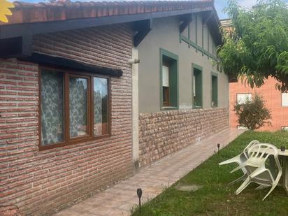 Vista exterior de Casa o xalet en venda en Limpias amb Calefacció, Jardí privat i Parquet
