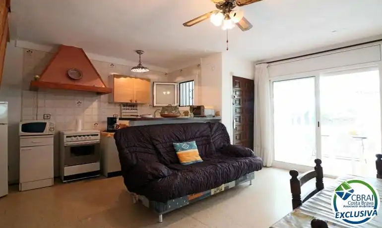 Sala de estar de Casa adosada en venta en Empuriabrava con Jardín privado, Amueblado y Piscina comunitaria