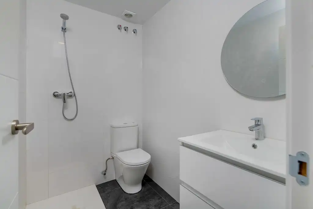 Bathroom of Flat for sale in Fuenlabrada  with Air Conditioner, Heating and Storage room