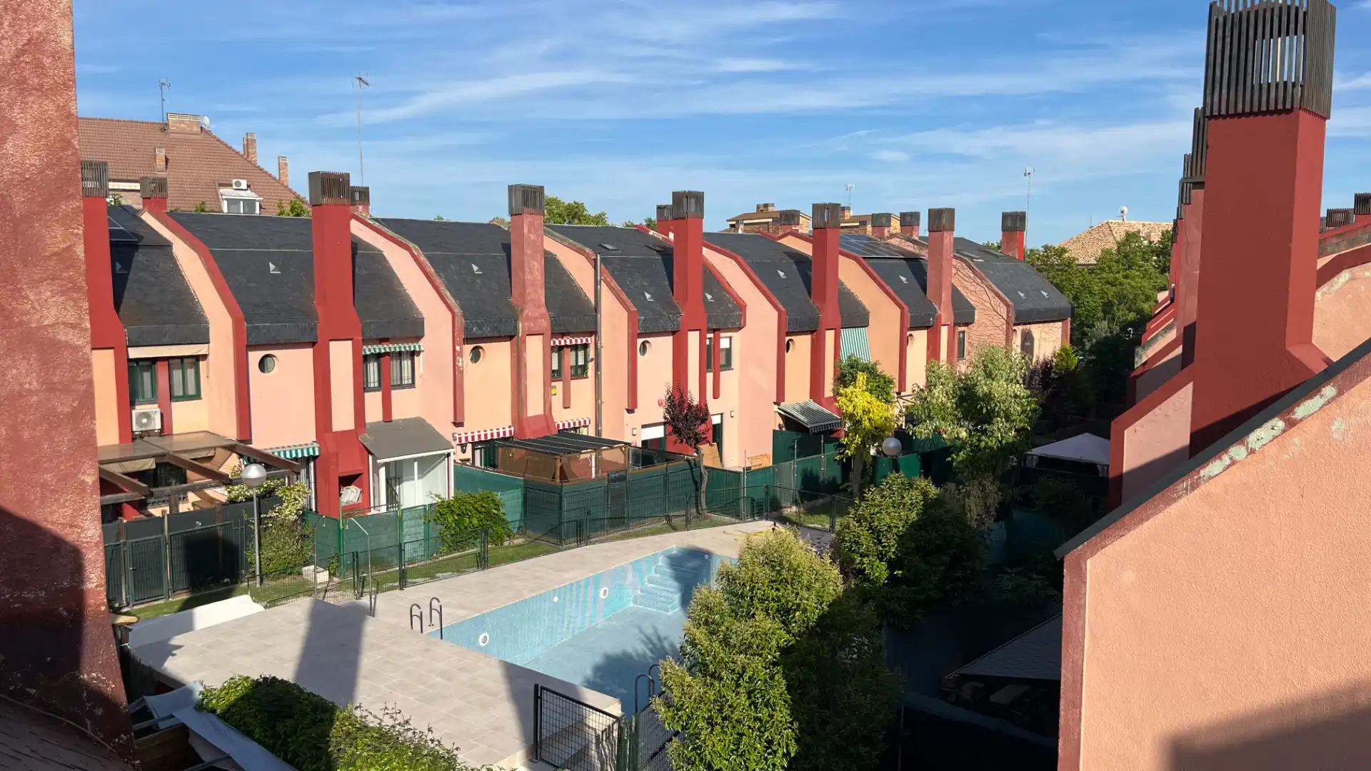 Vista exterior de Casa adosada en venda en Villanueva del Pardillo amb Aire condicionat, Calefacció i Jardí privat