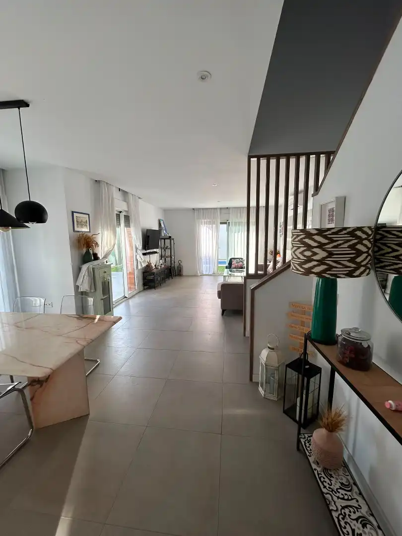 Sala de estar de Casa adosada en venta en Bormujos con Aire acondicionado, Jardín privado y Terraza