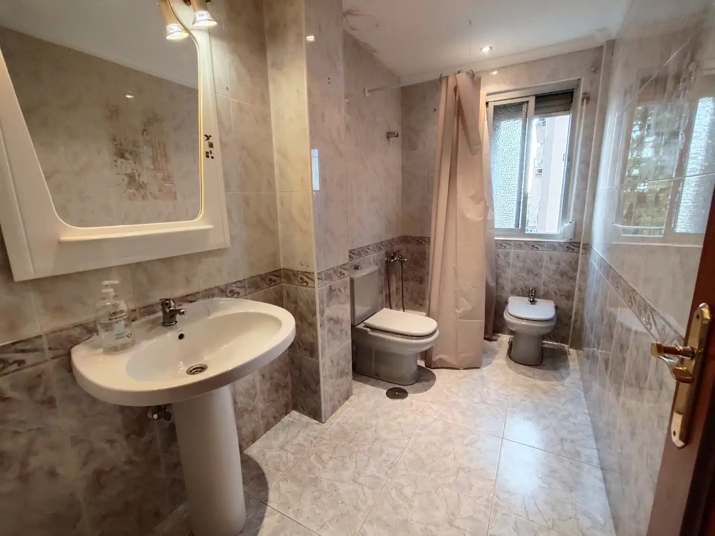 Baño de Piso de alquiler en Granada con Aire acondicionado, Amueblado y Lavadora