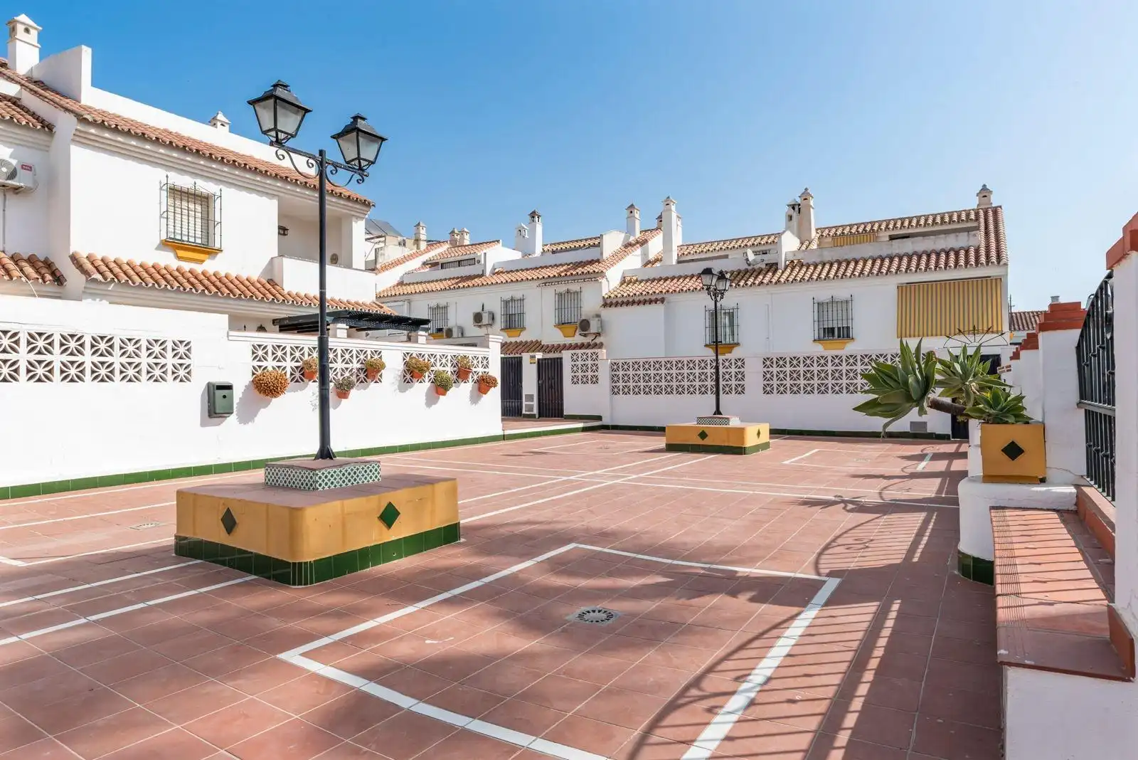Vista exterior de Casa adosada en venda en Torremolinos amb Aire condicionat, Terrassa i Piscina comunitària