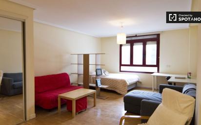 Bedroom of Flat to rent in  Madrid Capital  with Air Conditioner and Balcony