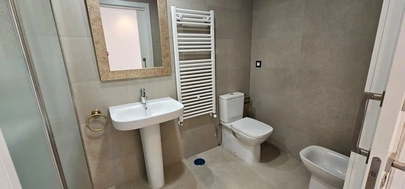 Badezimmer von Wohnungen zur Miete in Badajoz mit Klimaanlage, Heizung und Terrasse