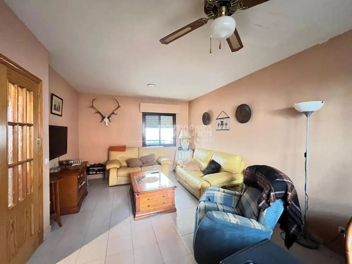 Sala de estar de Casa adosada en venta en Las Herencias con Calefacción, Piscina y Amueblado