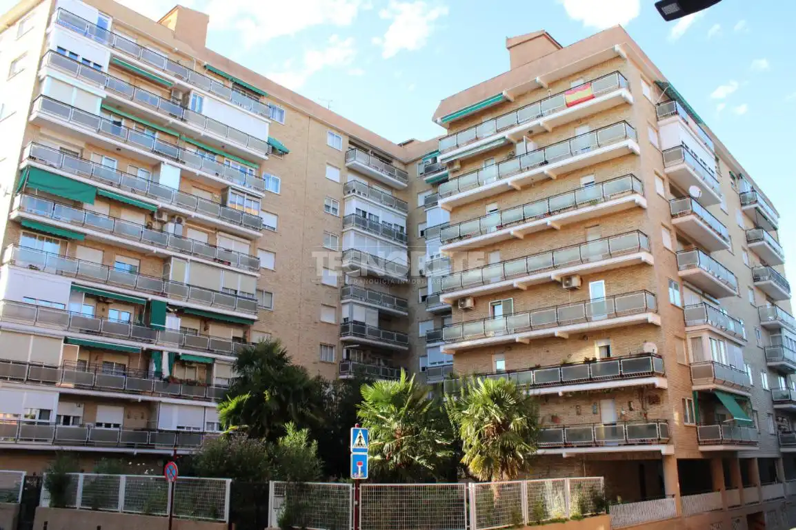 Vista exterior de Pis en venda en Guadalajara amb Calefacció, Parquet i Terrassa