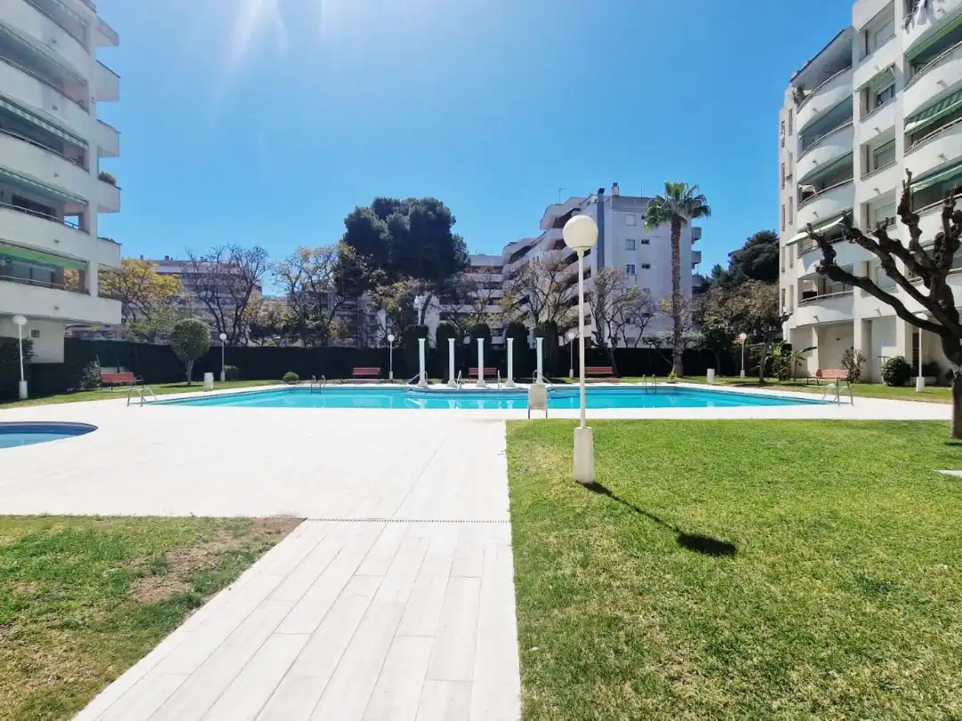 Pis amb piscina en venda a Carrer de Joanot Martorell 1