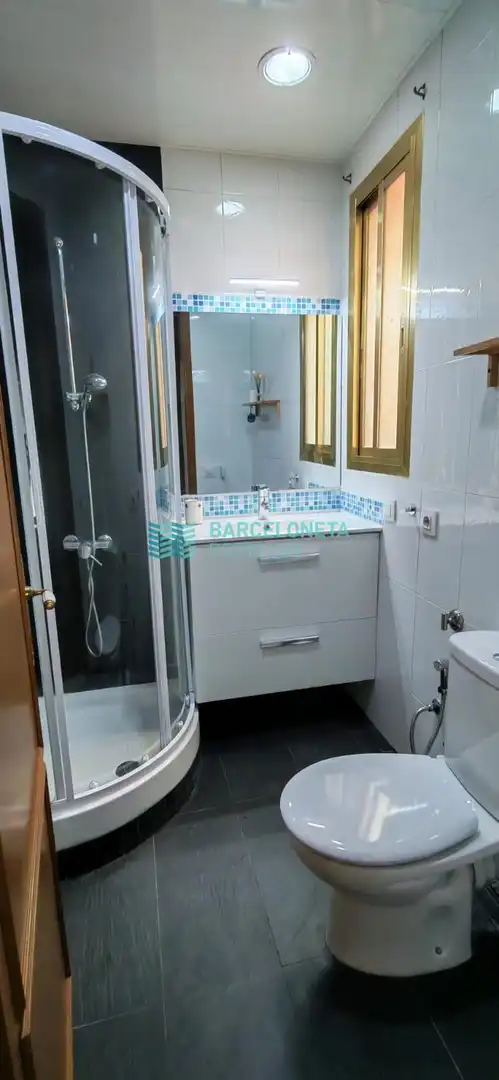 Badezimmer von Wohnung zur Miete in Barcelona mit Klimaanlage, Terrasse und Möbliert