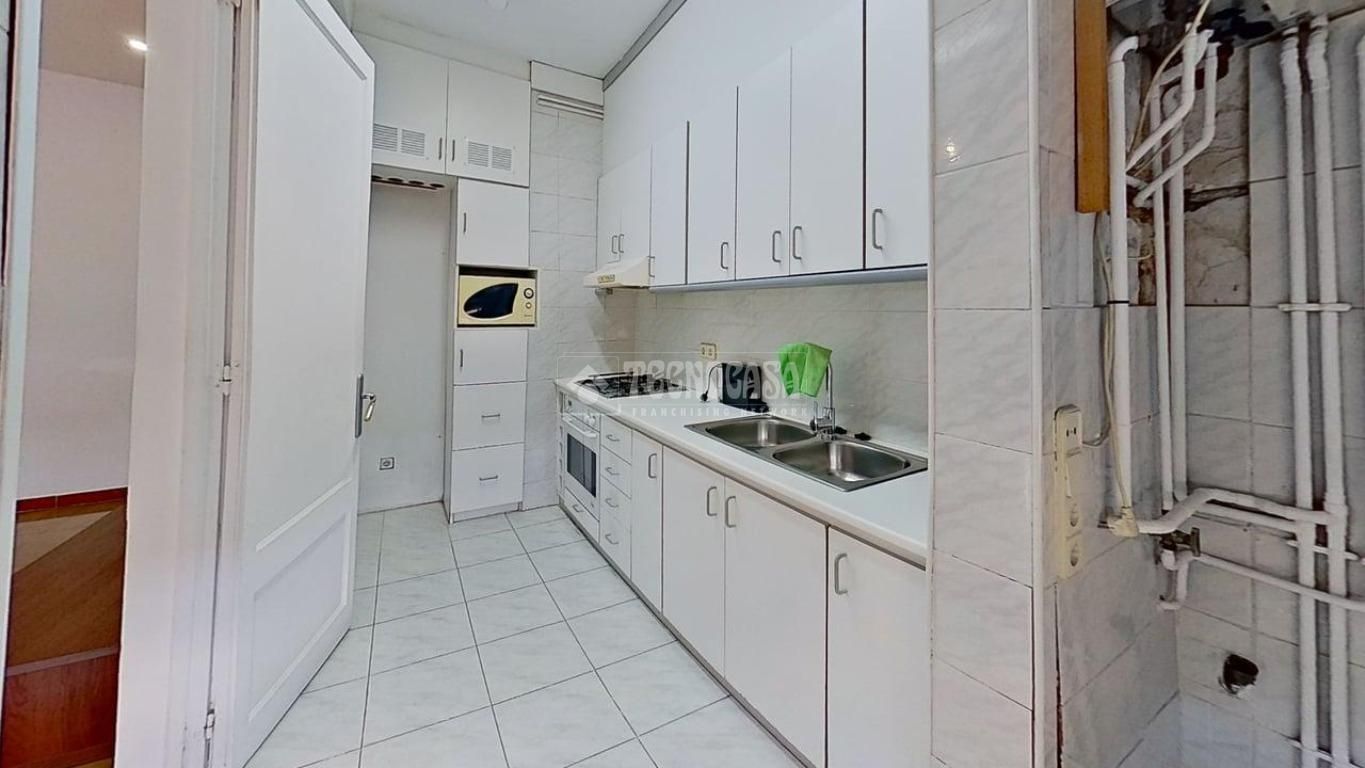 Cuina de Pis en venda en Manresa amb Aire condicionat i Moblat