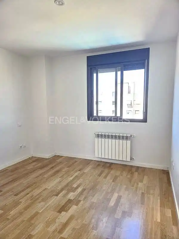 Schlafzimmer von Dachboden zur Miete in Madrid mit Klimaanlage, Heizung und Terrasse