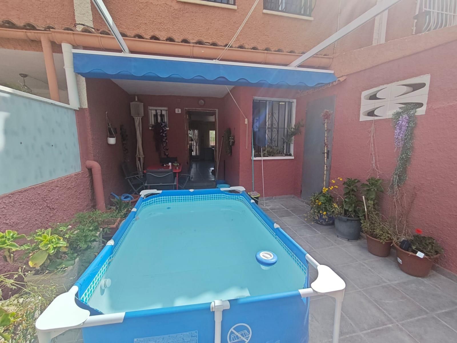 Piscina de Casa adosada en venda en Elda amb Aire condicionat, Calefacció i Terrassa