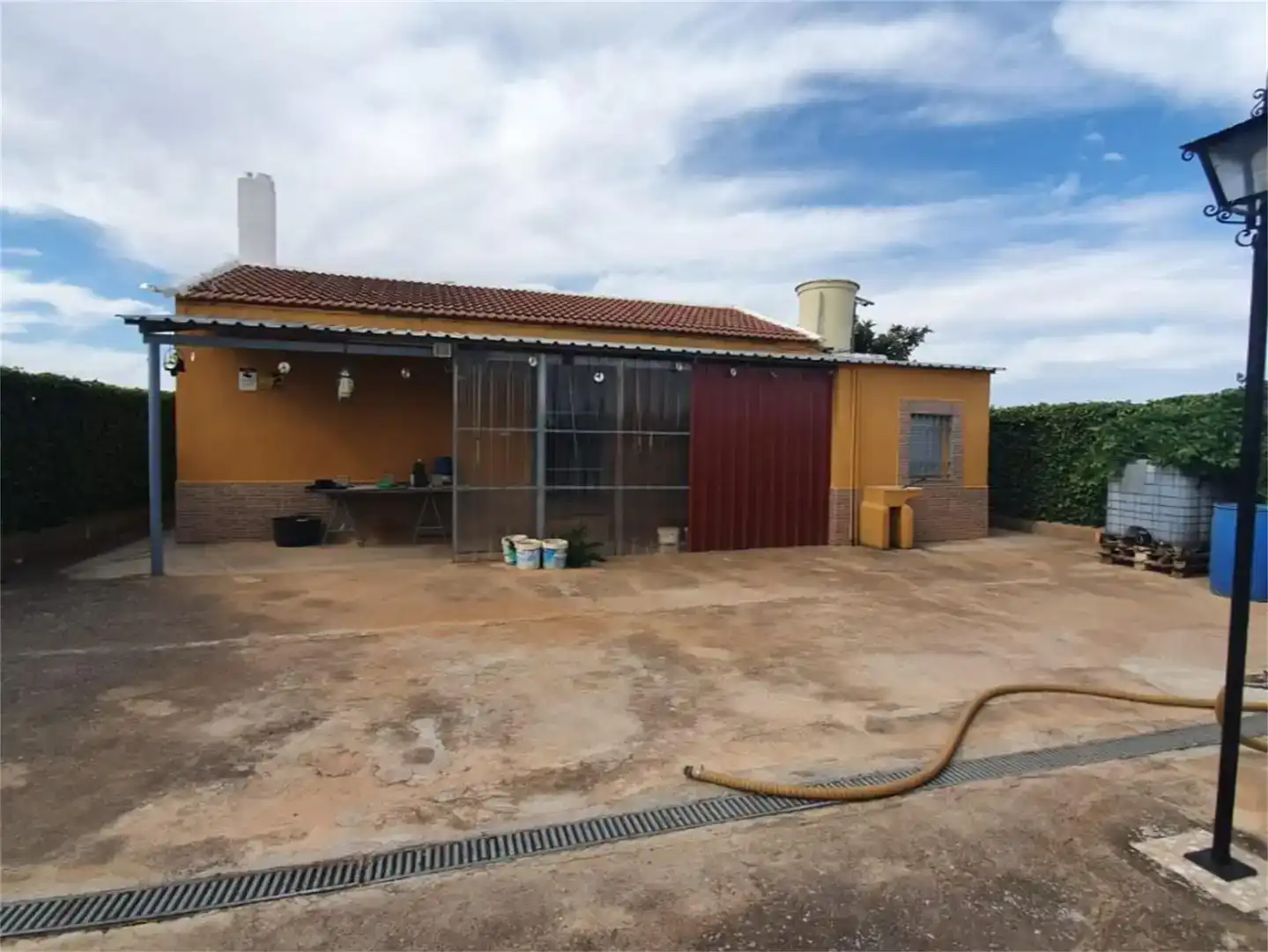 Vista exterior de Finca rústica en venda en Valdepeñas amb Piscina
