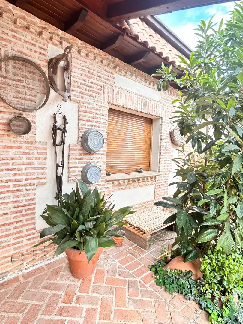 Vista exterior de Casa o xalet en venda en Santa Cruz del Retamar amb Aire condicionat, Calefacció i Jardí privat