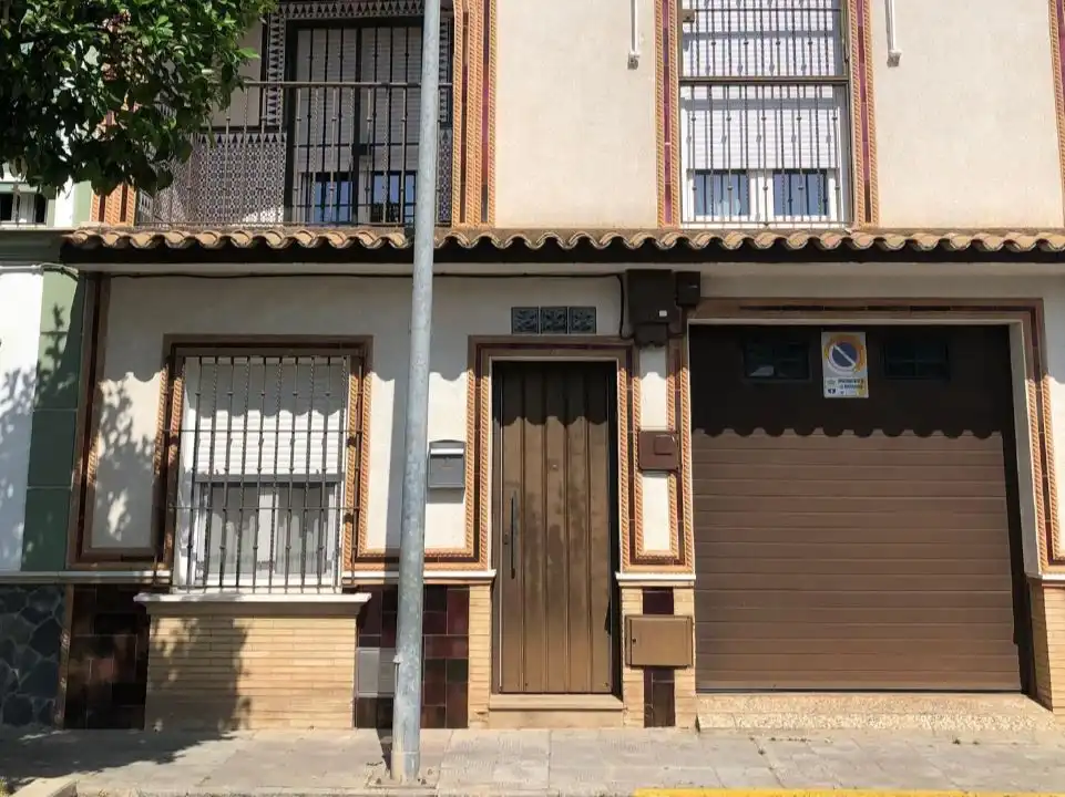 Vista exterior de Casa o chalet en venta en La Rinconada con Aire acondicionado, Jardín privado y Parquet