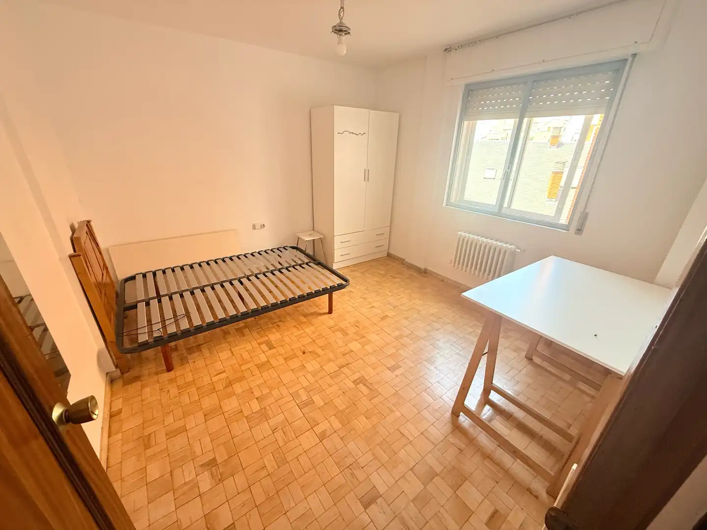 Dormitori de Pis en venda en León Capital  amb Calefacció, Parquet i Terrassa