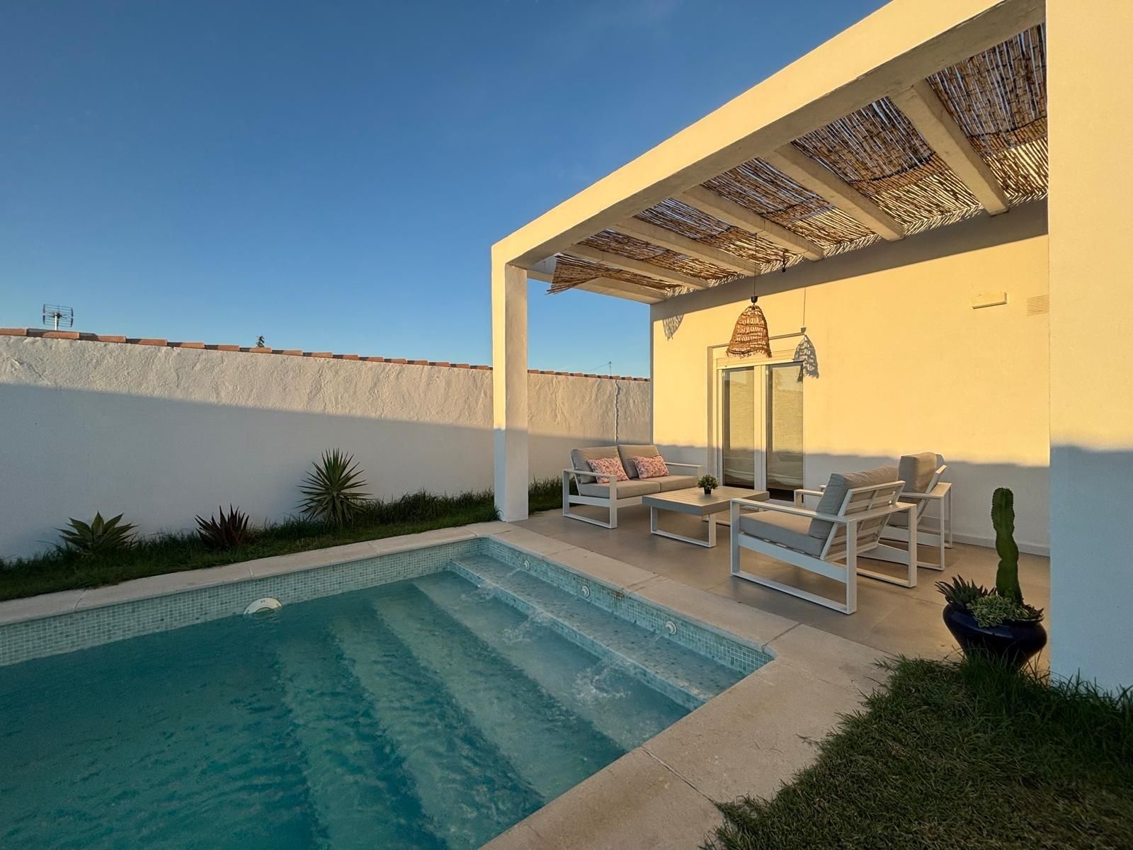Piscina de Casa o xalet en venda en Chiclana de la Frontera amb Aire condicionat, Jardí privat i Traster