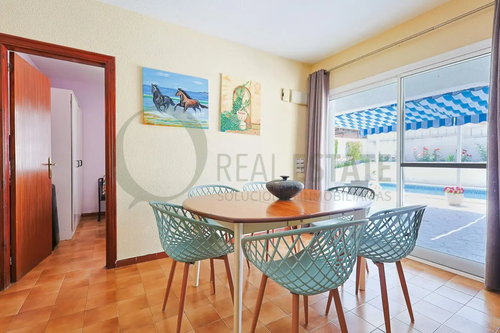 Vista exterior de Casa o xalet en venda en Elche / Elx amb Jardí privat, Terrassa i Piscina