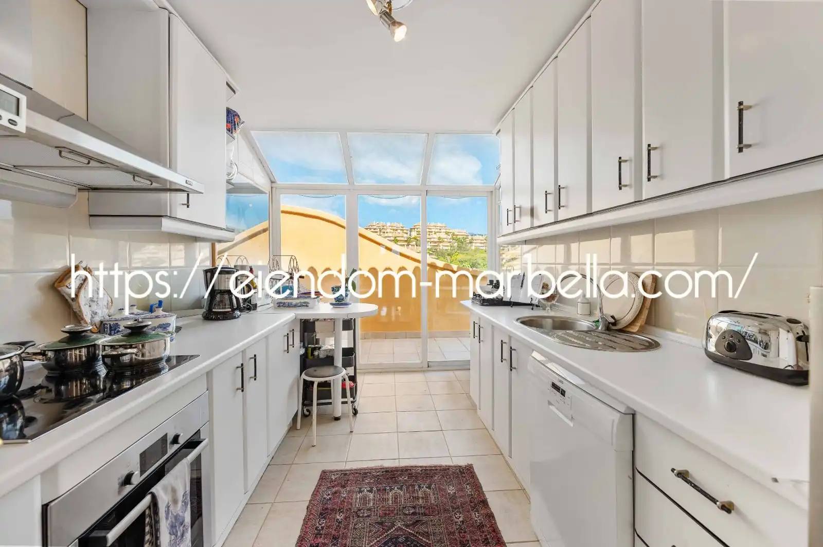 Küche von Maisonette zum Verkauf in Marbella mit Klimaanlage, Terrasse und Abstellraum