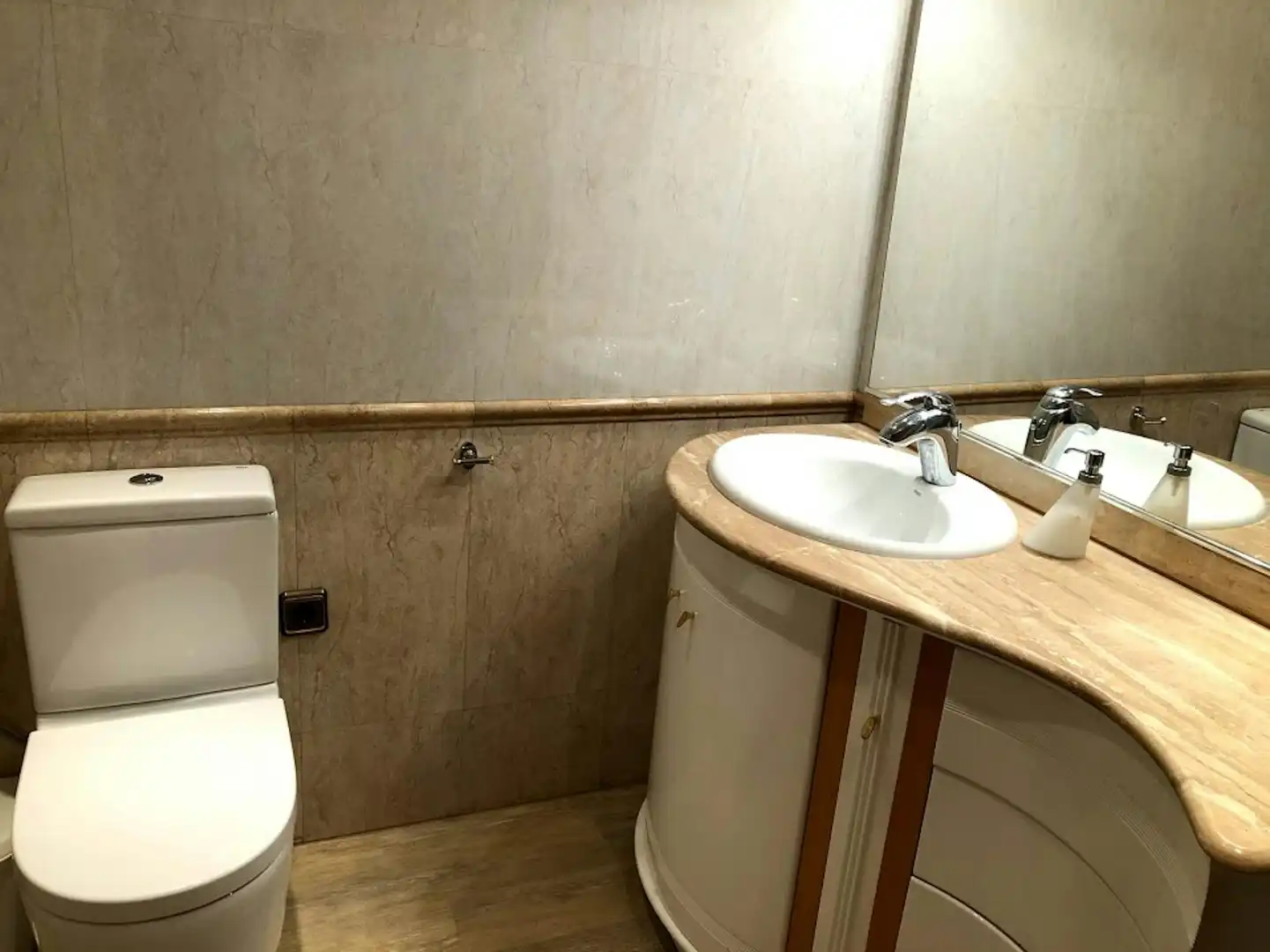Baño de Piso para compartir en Barcelona con Aire acondicionado, Calefacción y Amueblado