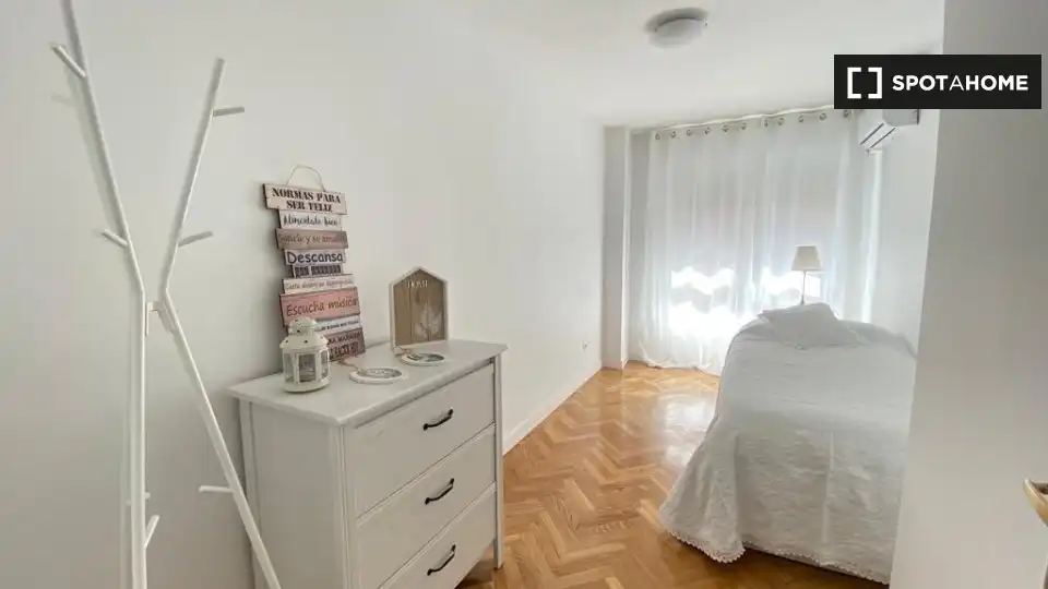 Schlafzimmer von Wohnung zur Miete in Las Rozas de Madrid mit Klimaanlage, Heizung und Möbliert