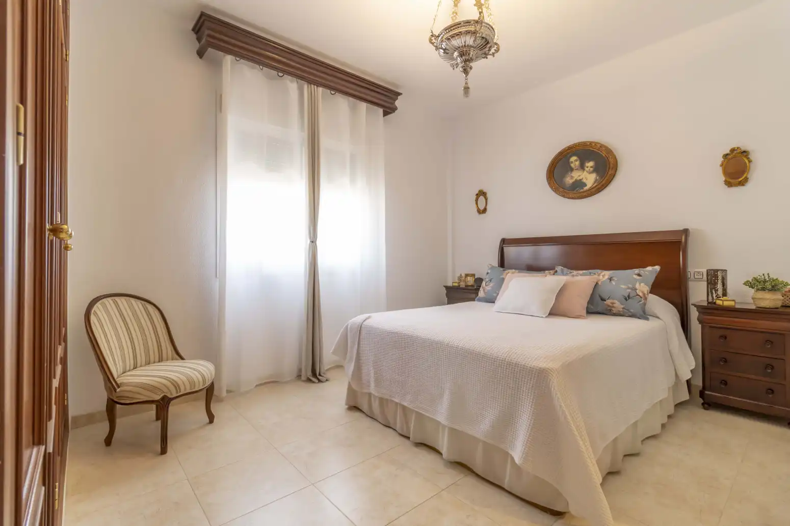 Dormitori de Casa adosada en venda en Gines amb Aire condicionat, Jardí privat i Terrassa