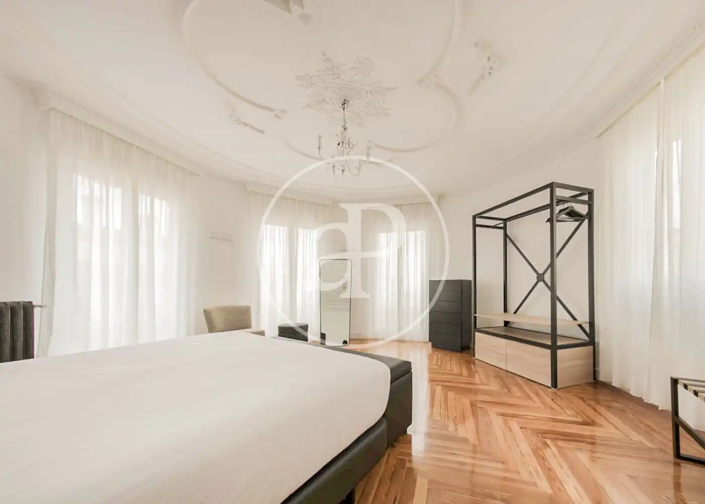 Schlafzimmer von Dachboden zur Miete in Madrid mit Klimaanlage, Heizung und Terrasse