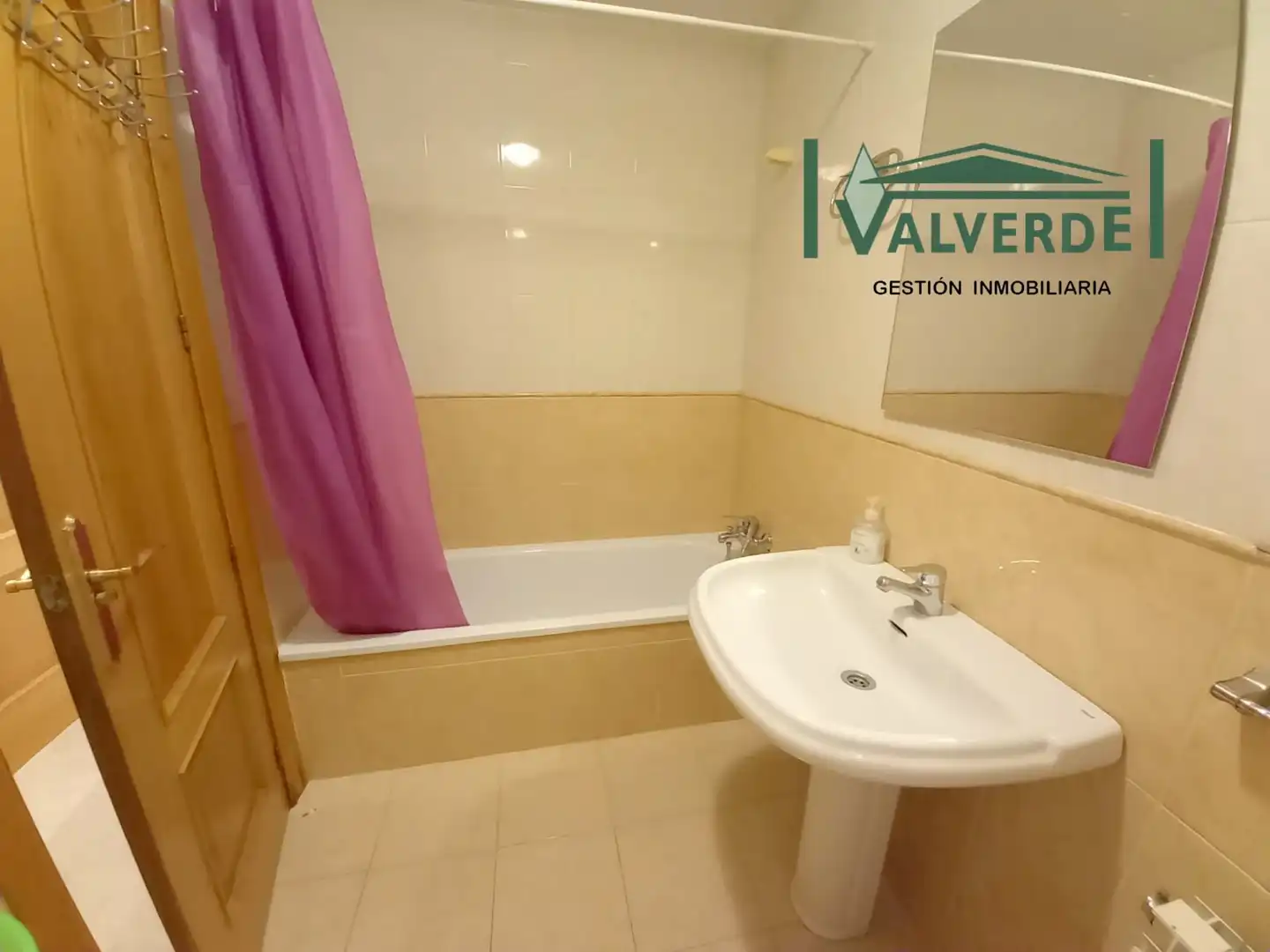 Bathroom of Flat for rent in Granada  with Air Conditioner, Heating and Furnished
