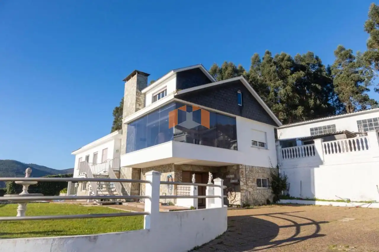 Vista exterior de Casa o xalet en venda en O Vicedo  amb Calefacció, Jardí privat i Parquet