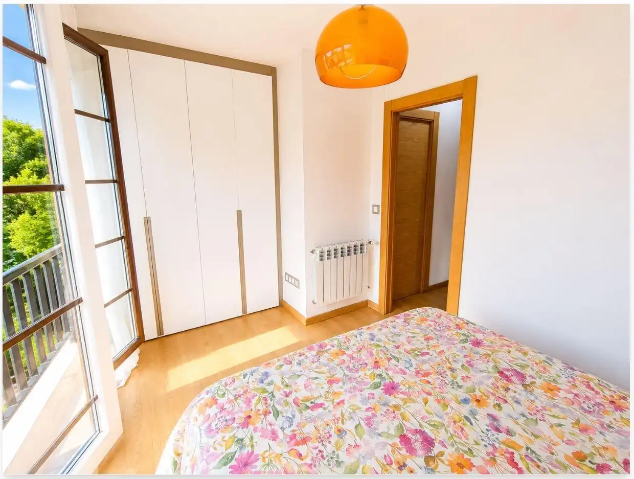 Habitación de Casa adosada en venta en Santillana del Mar con Calefacción, Jardín privado y Trastero